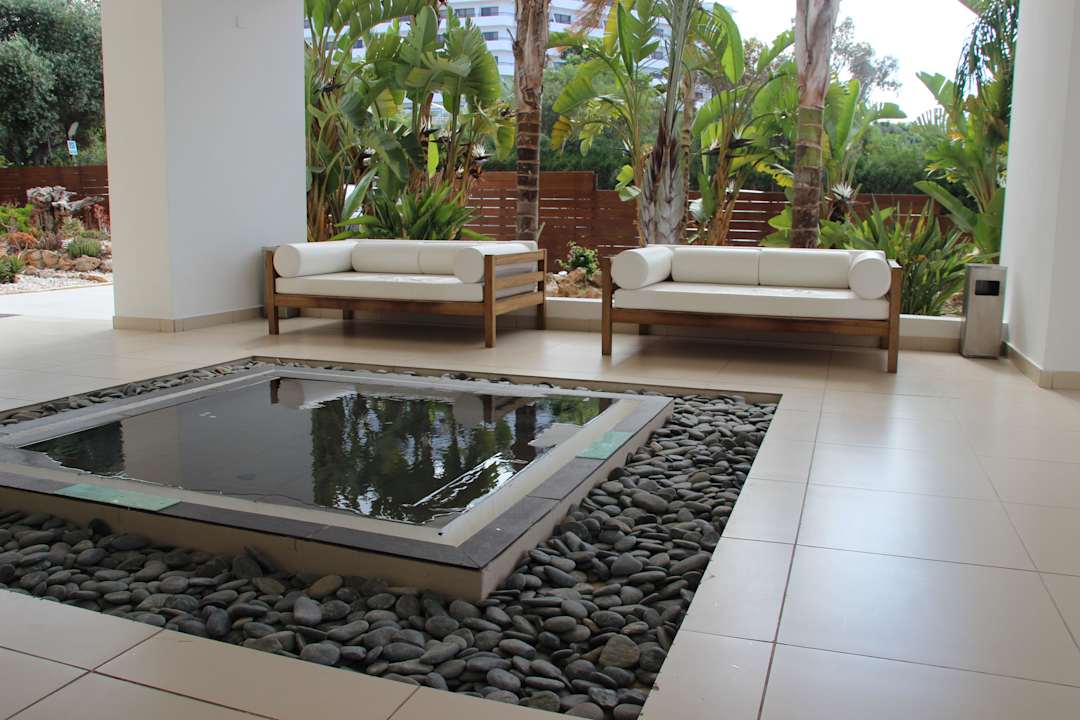 Vor dem Eingang Napa Mermaid Hotel & Suites