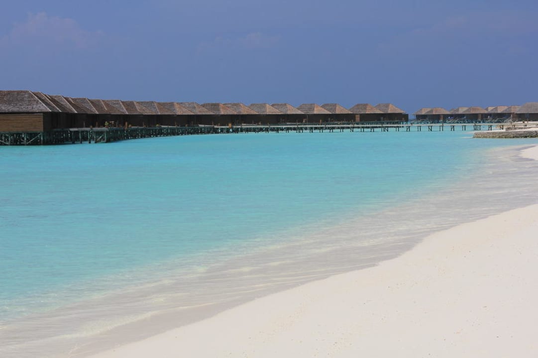 Blick zu den Wasserbungalows Veligandu Maldives Resort Island