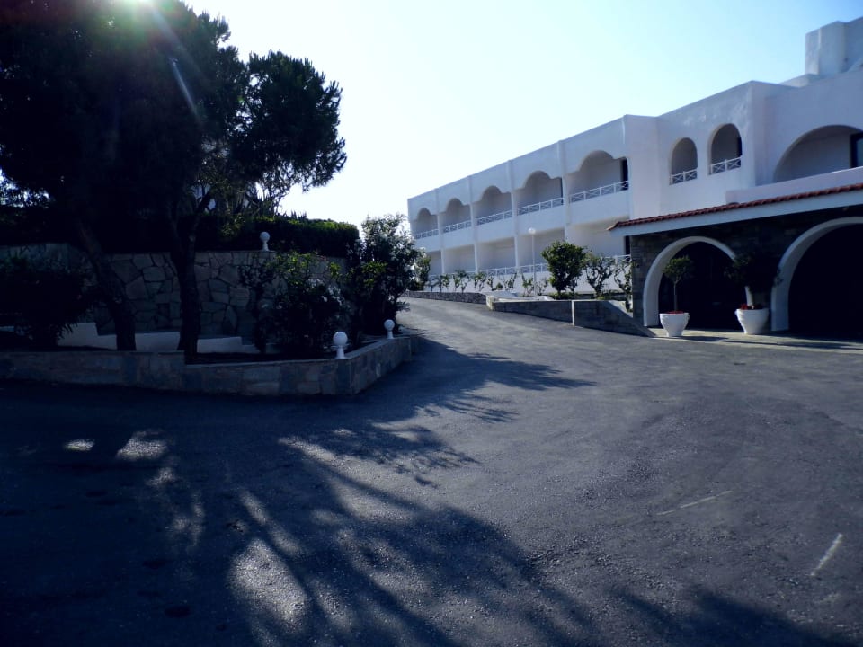 Wejście do hotelu Peninsula Resort & Spa