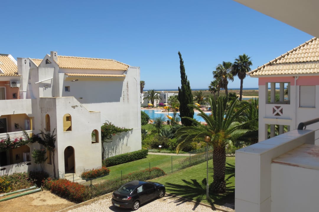 Blick vom Zimmer auf Pool und Meer Golden Club Cabanas