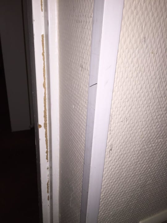 Sehr lädierte Eckenschutzkante Leonardo Hotel Heidelberg-Walldorf