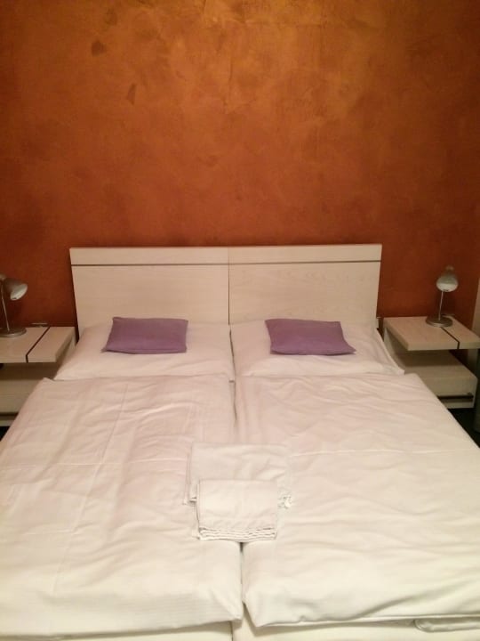 Doppelbett und Nachttischchen Design Hotel Preuge