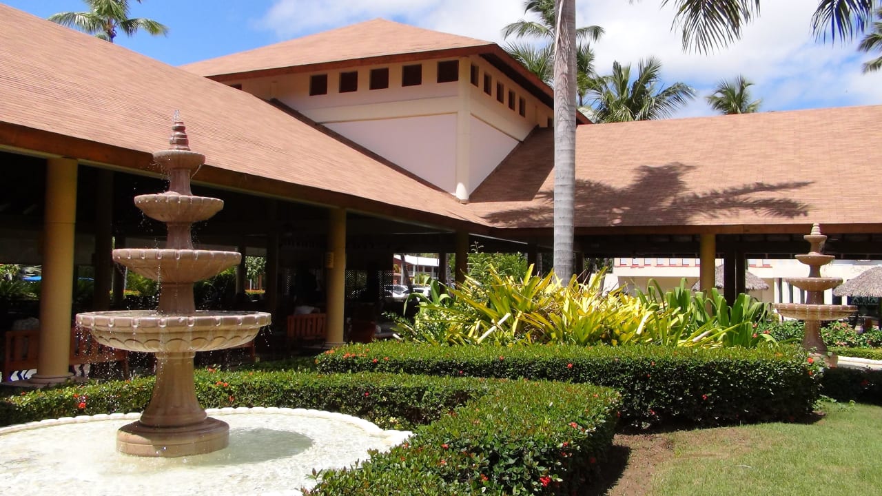 In der Mitte der Lobby gelegen Grand Palladium Select Bávaro Resort & Spa
