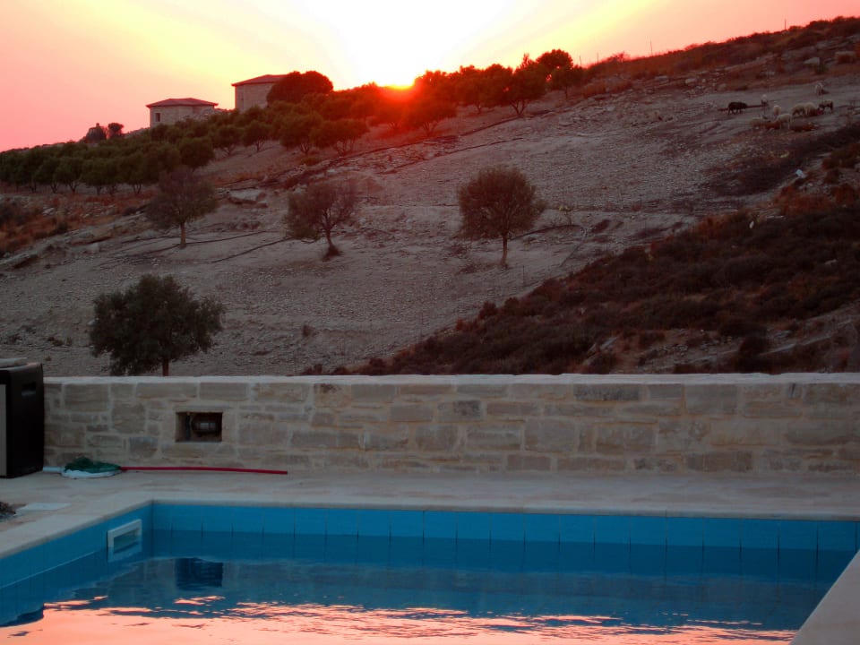 Der Pool bei Sonnenuntergang Villa Zefyros