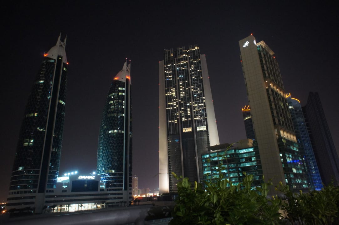 Вид с террасы бассейна ночью Rose Rayhaan by Rotana