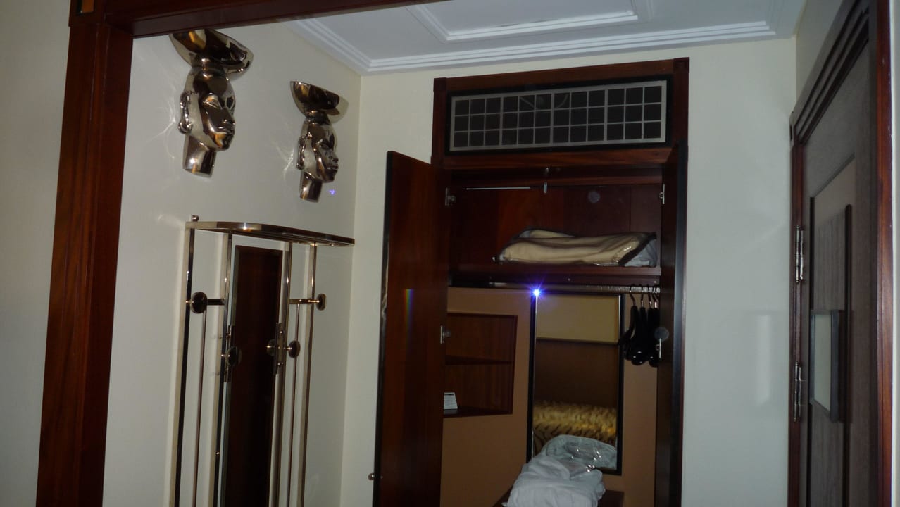 Mirror and closet Hotel Rialto