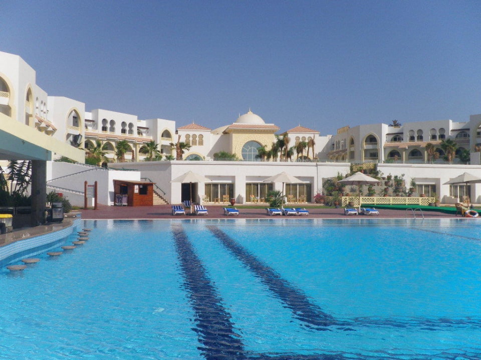 Pool mit Blick auf´s Hotel Old Palace Resort Sahl Hasheesh