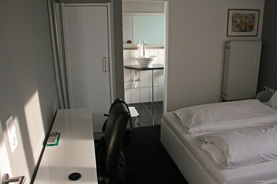 Blick von der Tür ins Zimmer Arthotel Restaurant Pfeffermühle