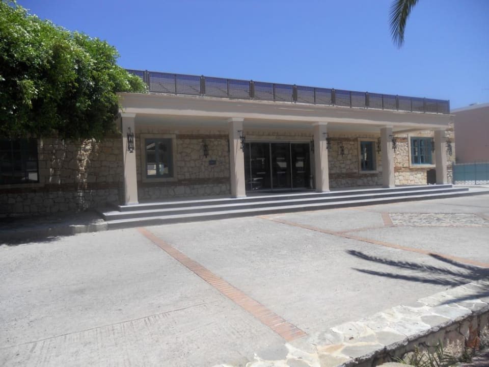 Eingang Silva Beach Hotel