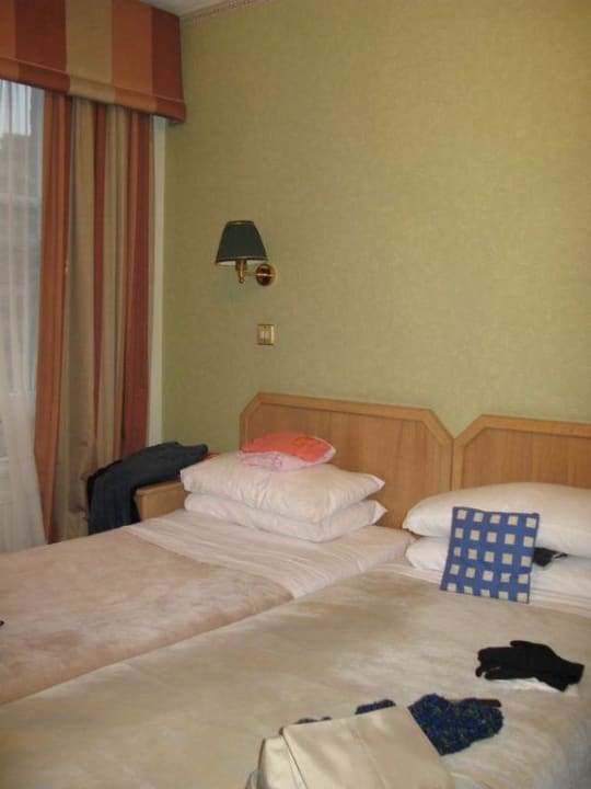 Betten im Triple Room Phoenix Hotel