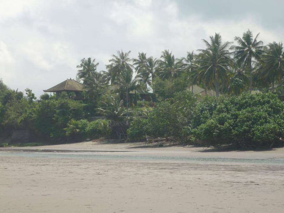 Blick auf die Anlage von der Sandbank am Meer Hotel Candikusuma Beach Villas