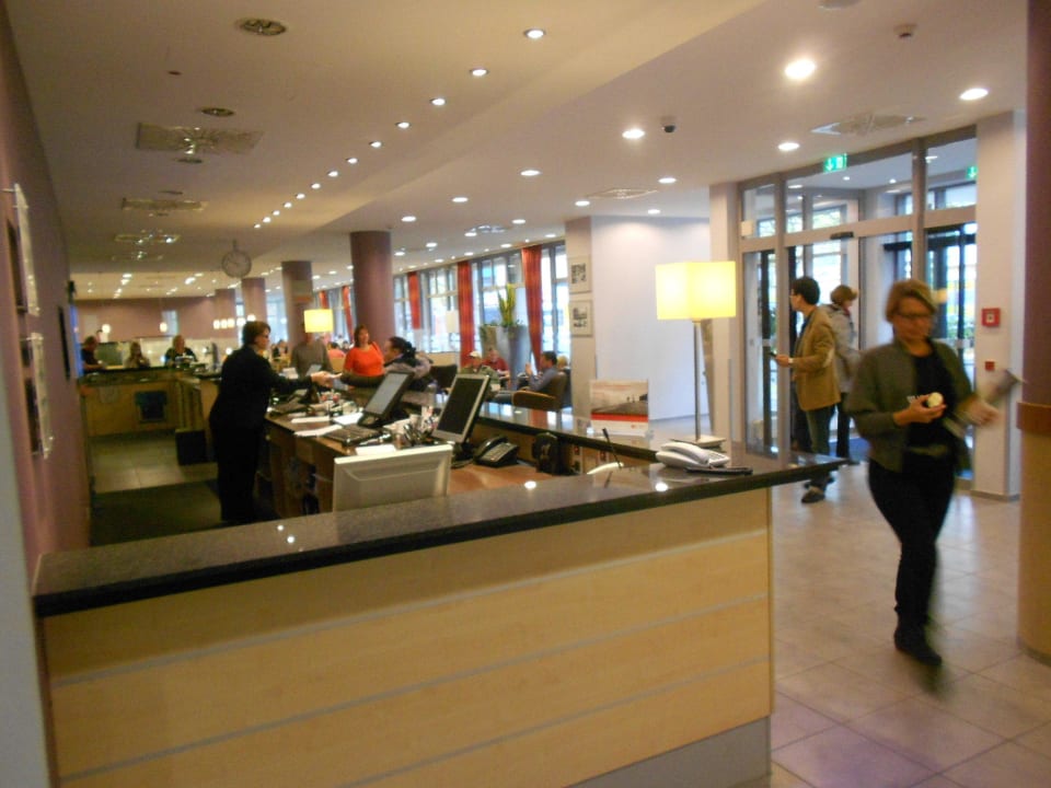 Eingangsbereich und Rezeption Holiday Inn Express Berlin City Center