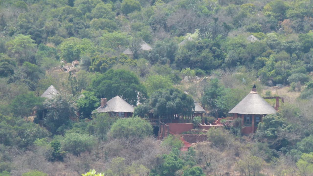 Das Camp vom Hügel gegenüber Leshiba Wilderness Game Farm