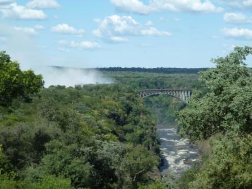Ausblick von der Terrasse auf die Victoria Fälle The Victoria Falls Hotel