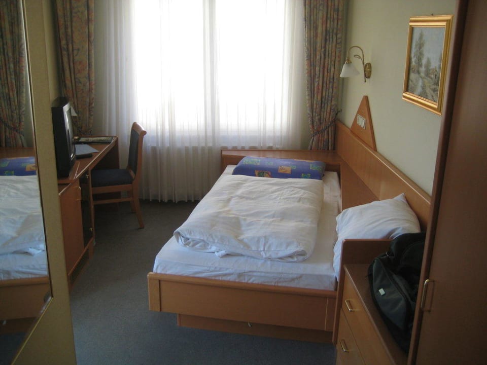Ein Blick ins Einzelzimmer mit Bett Hotel Imperial Binz