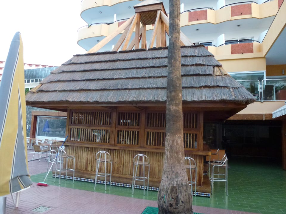 Poolbar frühmorgens allsun Hotel Lucana