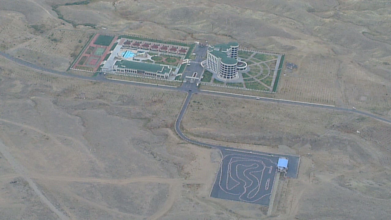 Das Hotel mit der benachbarten Kart-Bahn Duzdag Hotel