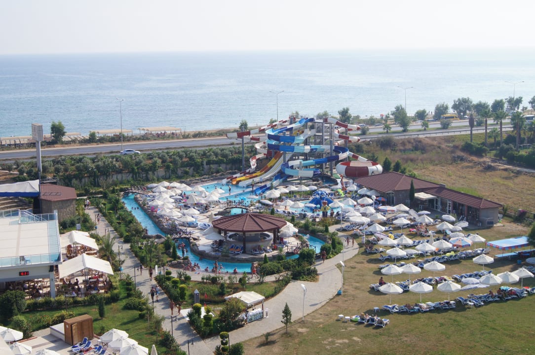 Blick vom Dach Richtung Rutsche Kahya Resort Aqua & Spa