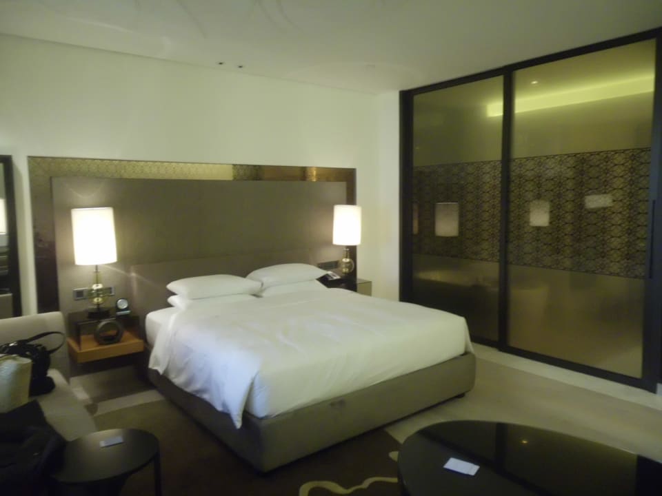 Schlafbereich mit Blick auf Bad Park Hyatt Abu Dhabi Hotel and Villas