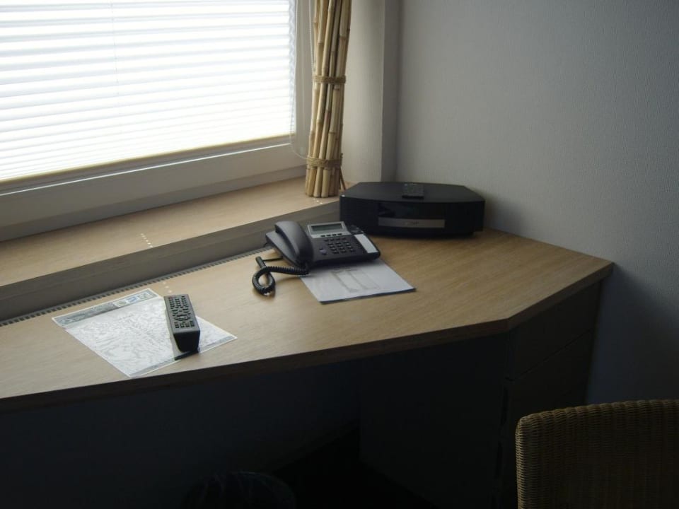 Der Schreibtisch mit Bose-Radio Hotel Windschur