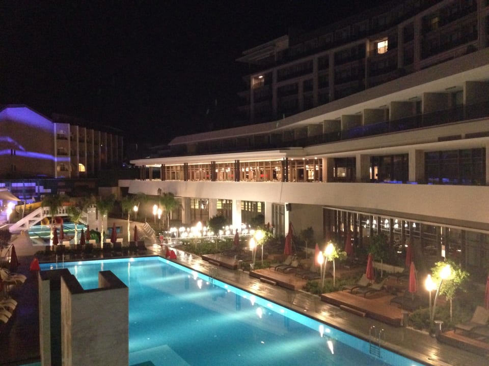Haupthaus mit Pool bei Nacht The Sense Deluxe Hotel