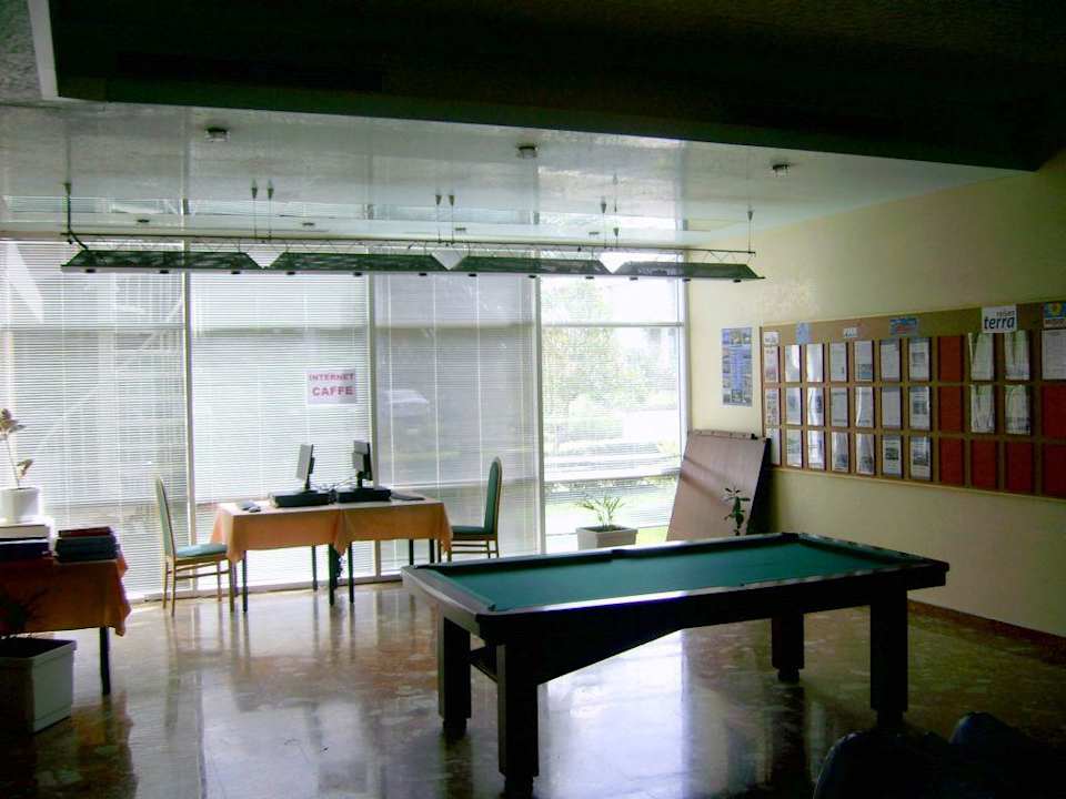 Billardtisch und die zwei PC's Rivijera Villen & Dependance Flora & Madera