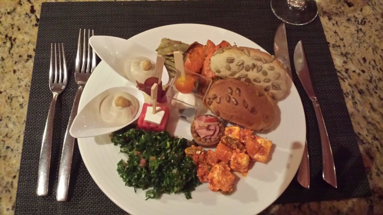 Immer viel Auswahl und sehr lecker The Cove Rotana Resort