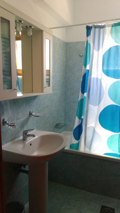 Bad, guter Wasserstrahl der Dusche Hotel Helena Christina