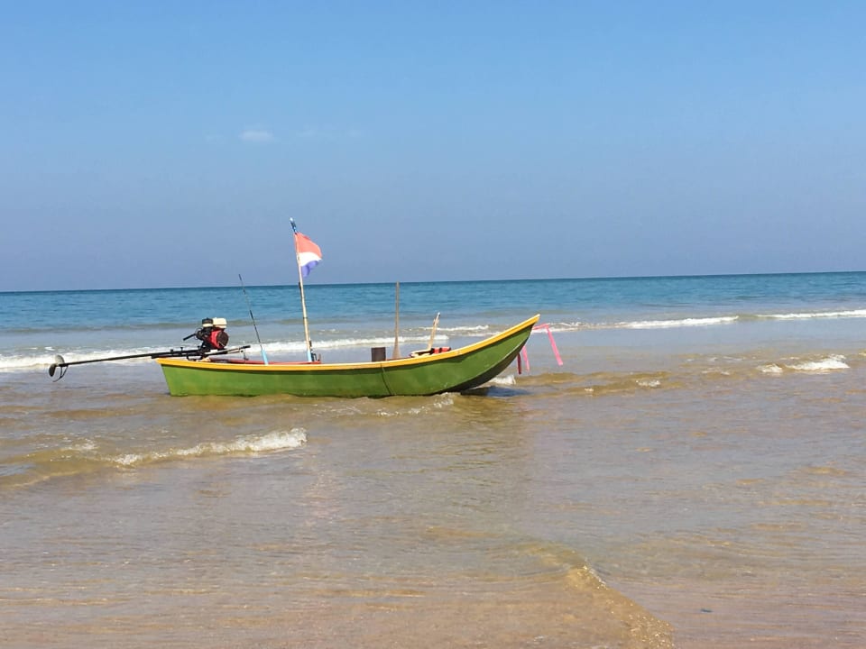Kilometerlanger Sandstrand Ramada Resort by Wyndham Khao Lak