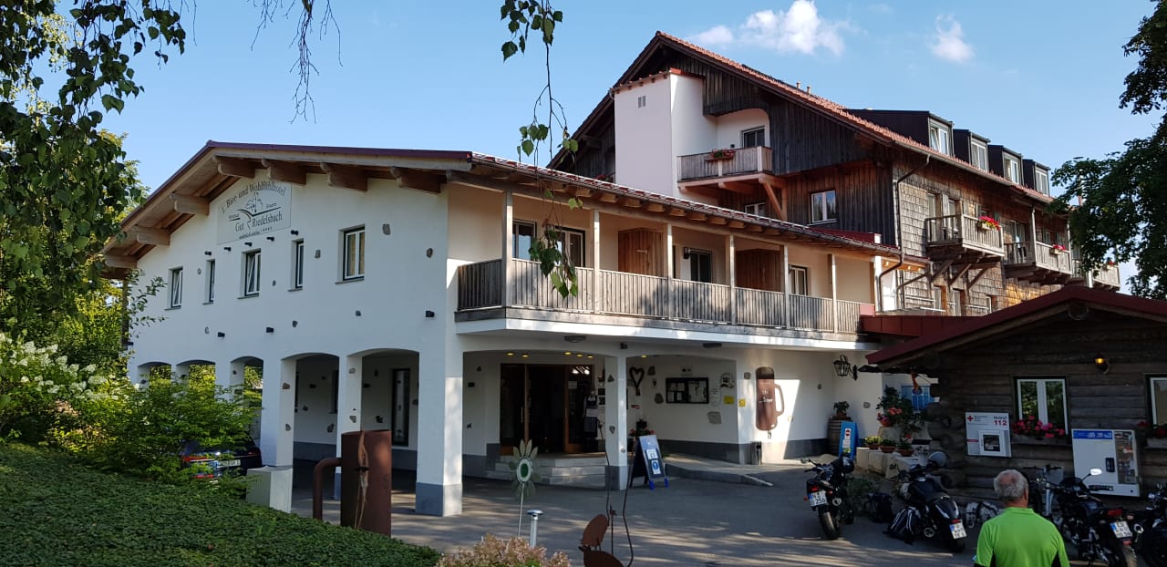 Außenansicht 1. Bier & Wohlfühlhotel Gut Riedelsbach