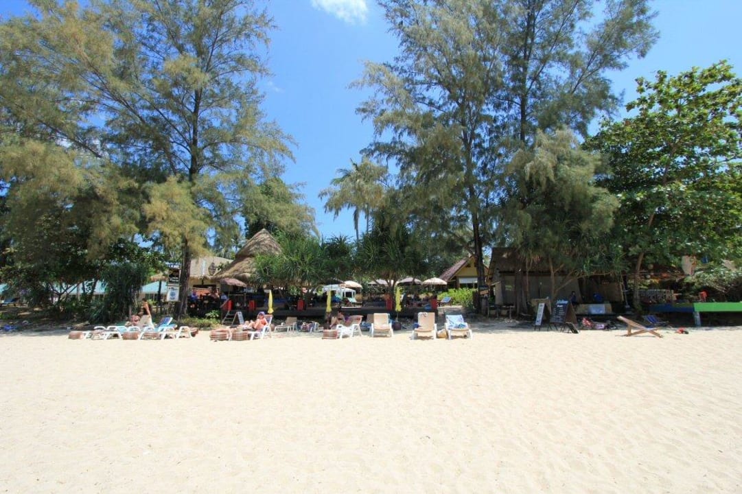 Blick vom Meer aus - mittags Hotel Lanta Castaway Resort