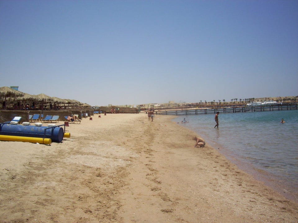 Blick über den Strand Hotel JAZ Makadi Star & Spa