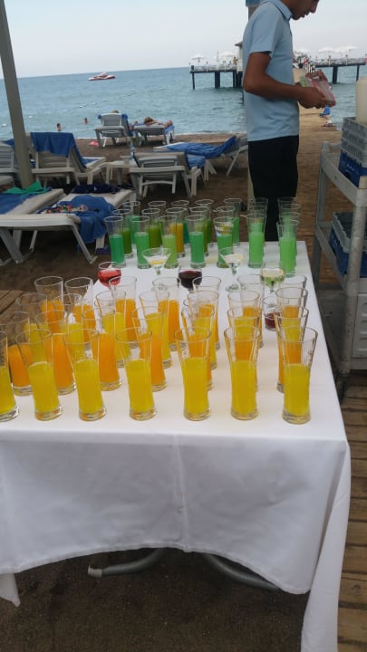 Cocktails jeden Tag am Strand Saturn Palace Resort Hotel