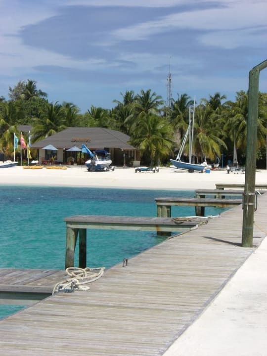 Blick vom Steg zum Strand Kuredu Island Resort & Spa