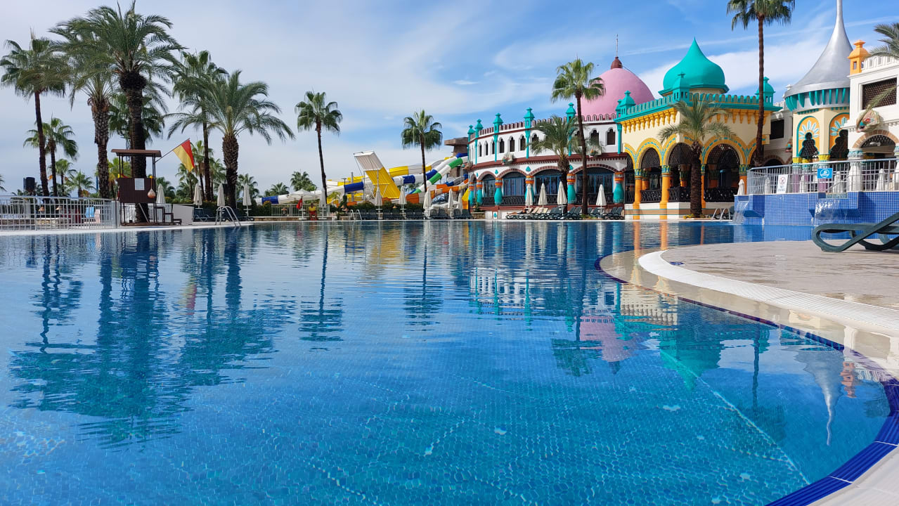 Pool Kamelya Aishen Club