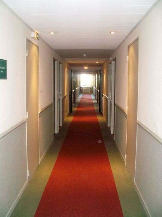 Der Gang zu den Zimmer Campanile Val de France