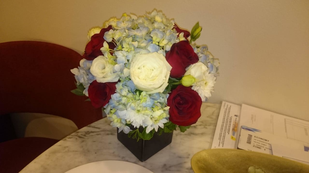 Vom Hotel geschenkte Blumen für die Flitterwochen Chatrium Hotel Riverside Bangkok