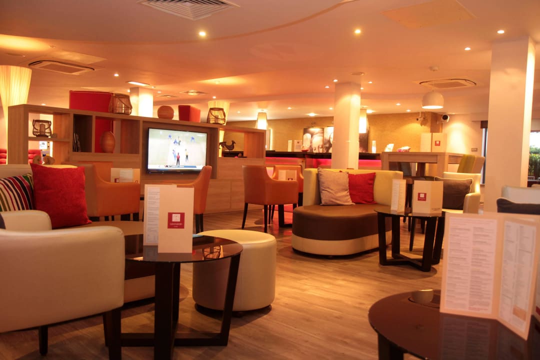 Lobby Leonardo Hotel London Heathrow Airport