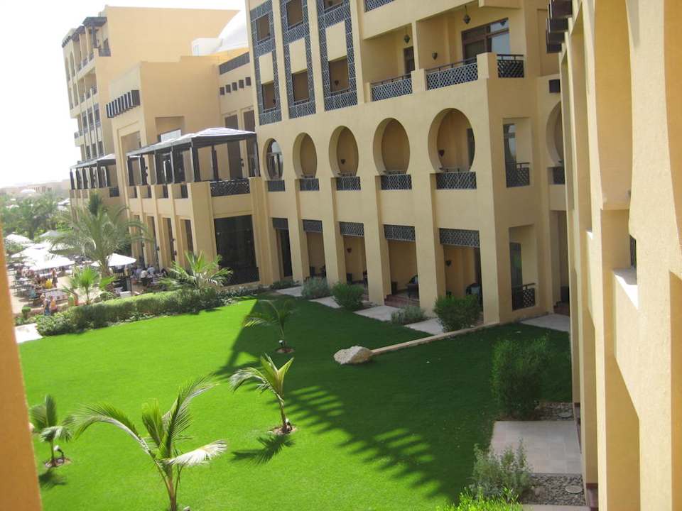 Garten und Blick auf Frühstücksbereich Rixos Al Mairid Ras Al Khaimah
