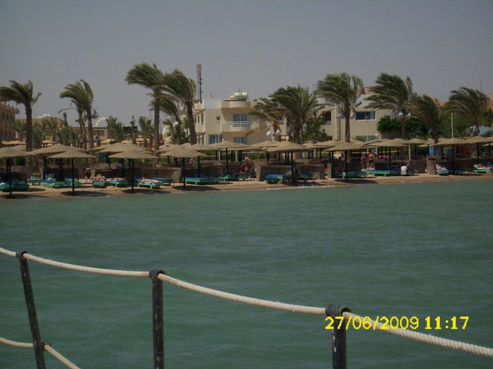 Blick vom Steg zum Strand Golden Beach Resort