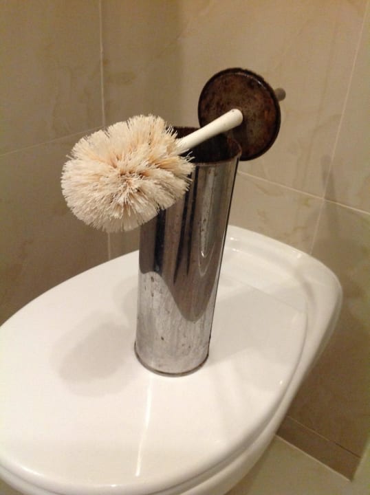 Toilettenbürste bei Anreise Hotel Awangardia