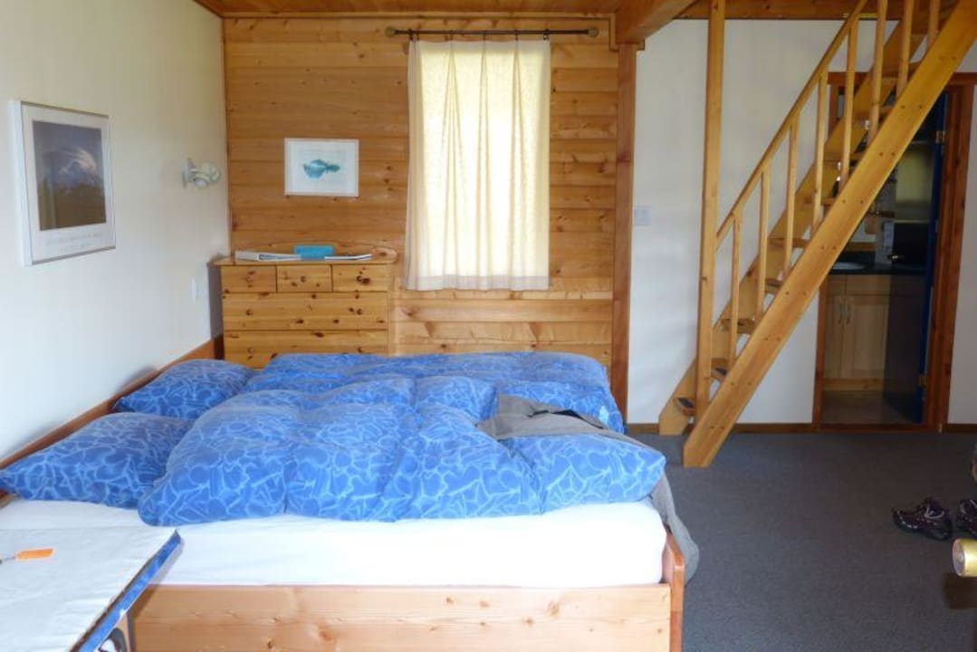 Blick in das Zimmer vom Eingang Goldenwoodlodge