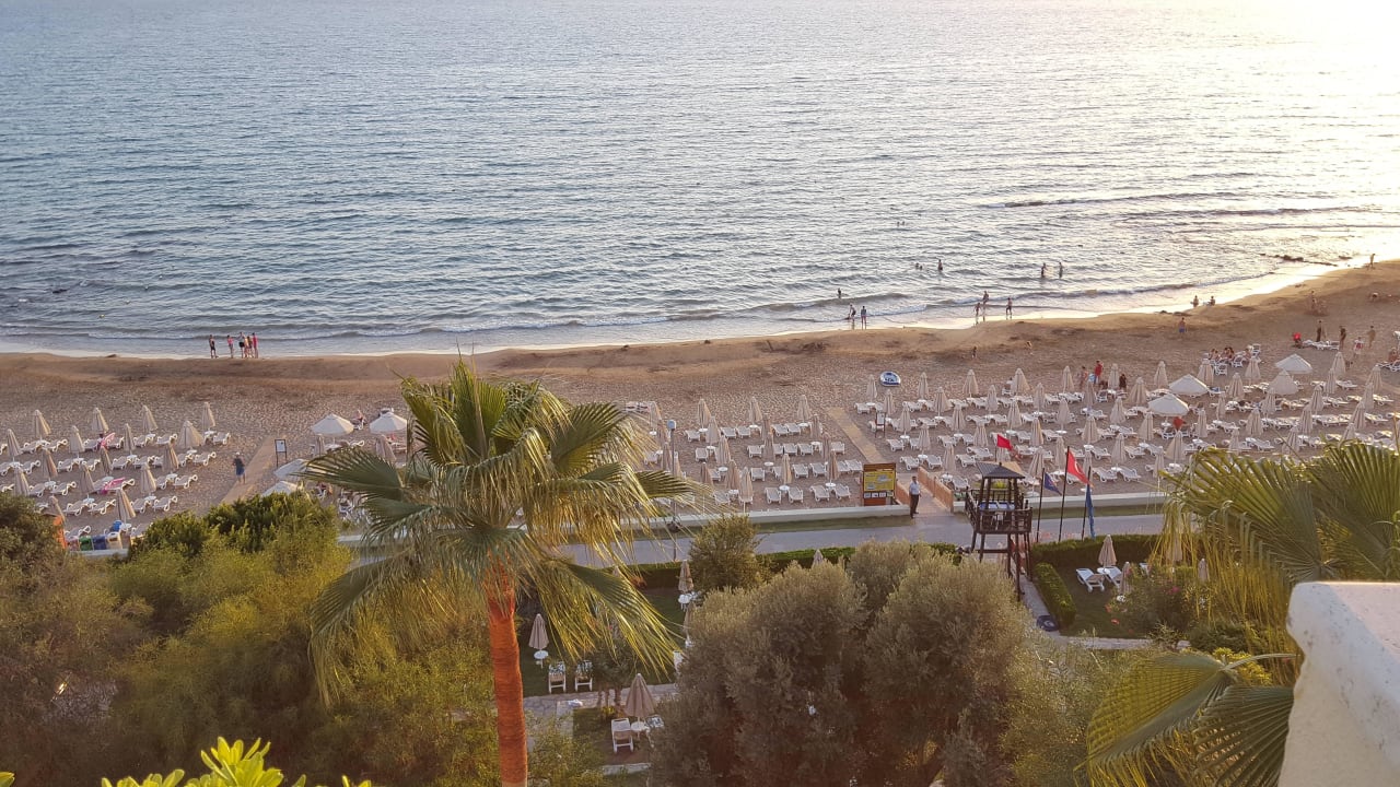 Blick vom Pool auf den Hotelstrand Melas Resort Hotel