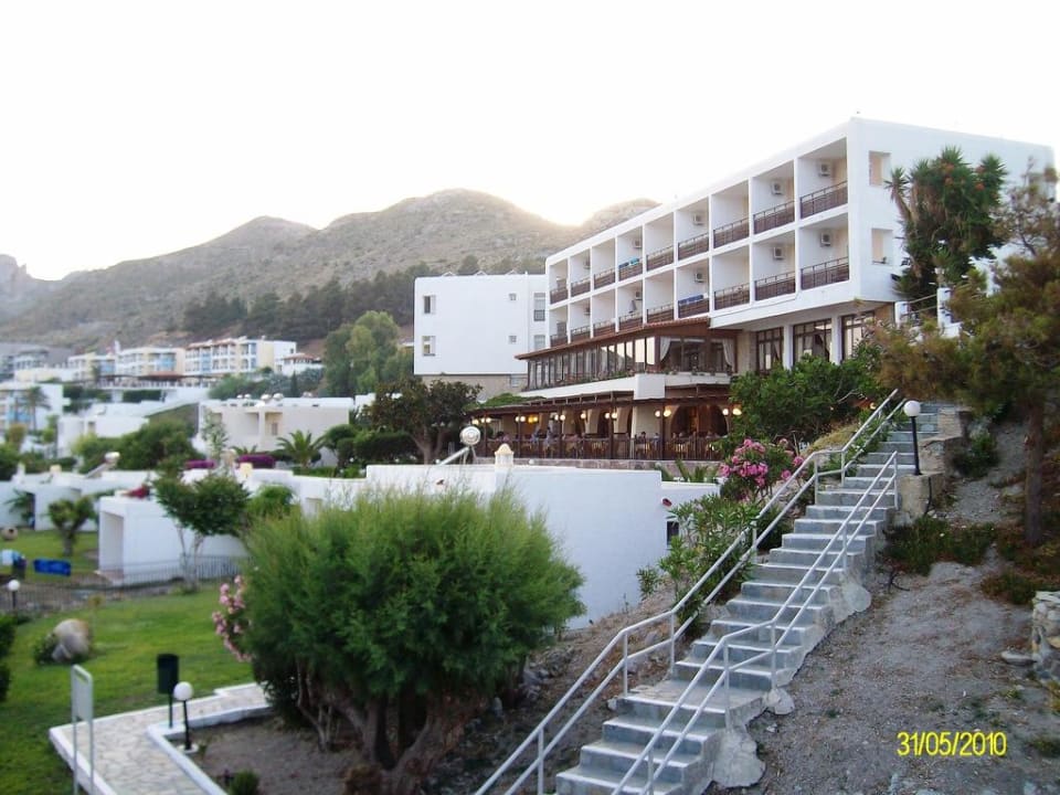 Unser Weg zum Haupthaus Dimitra Beach Hotel & Suites