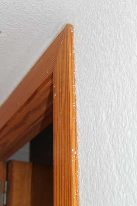 Farbspritzer vom Streichen an allen Türrahmen Hipotels Mediterraneo Club