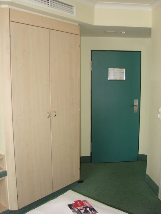 Schrank & Zimmertür IntercityHotel Hamburg-Altona