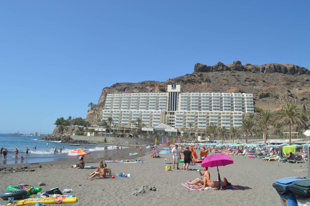 Blick vom Strand auf das Hotel Taurito Princess Princess Taurito