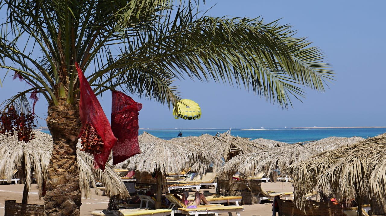 V pozadí Parasailing Sentido Caribbean World Soma Bay