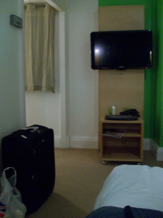 Fernseher und links der Flur zum Bad/ der Tür The Cumberland, London