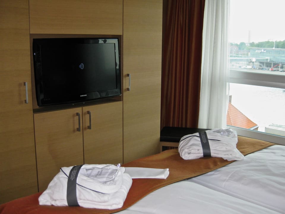Schlafzimmer mit TV und Ausblick ATLANTIC Hotel Kiel